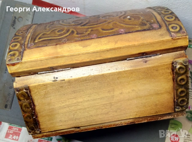 Стара ДЪРВЕНА КУТИЯ за БИЖУТА Тип РАКЛА с КРАСИВ МЕДЕН ОБКОВ, снимка 6 - Антикварни и старинни предмети - 54223102