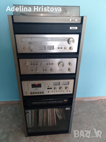 ретро аудио система AKAI с грамофон плочи