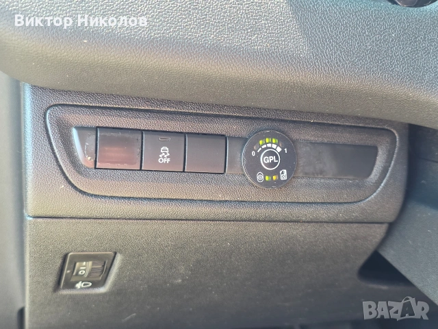 Peugeot 208 , 2014г. Газ / Бензин 1.4i Климатик, снимка 14 - Автомобили и джипове - 54798149