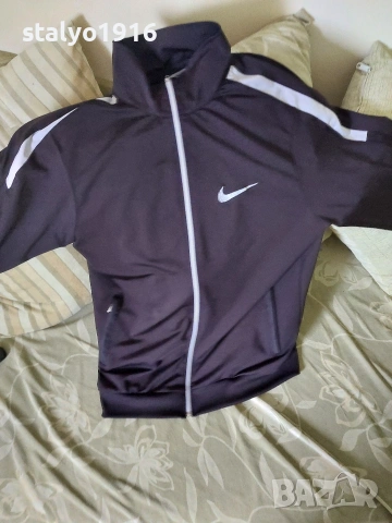 Nike суичар в размер 2XL, но по-скоро отговаряща на размер L. Като ново