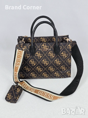 Стилна дамска чанта GUESS с монограм и бонус аксесоар