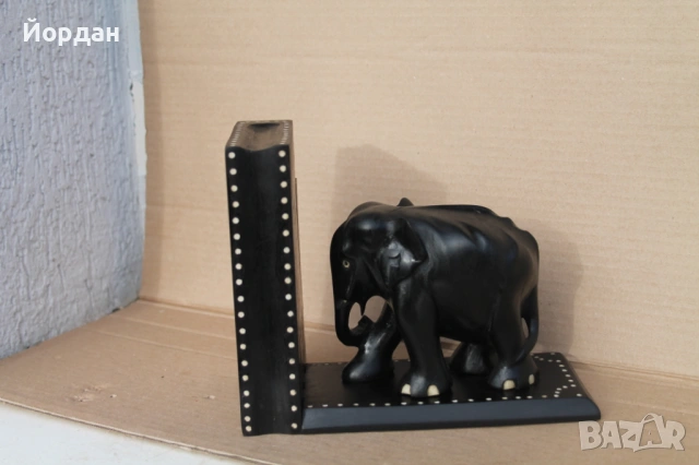 Дървена фигура Слон за Книга