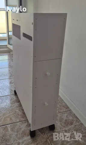 Бял удобен шкаф на колела за помещение 