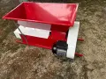 Електрическа гроздомелачка с шнек и отделяне на чепките гроздо мелачка грозде , снимка 1