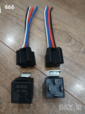 2 броя универсално автомобилно реле JD1912 с работно напрежение 12V и максимален ток 40A.
