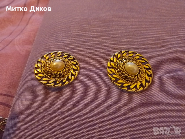 ретро обеци с клипс в златист цвят, украсени с изкуствени перли.
