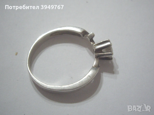 Сребърен пръстен с бял камък.