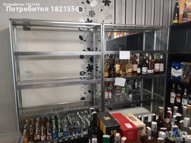 Алуминиеви стелажи със стъклени рафтове и огледала
