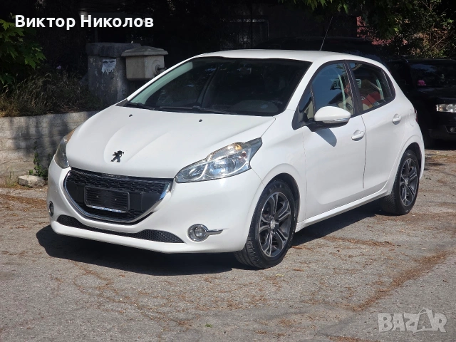 Peugeot 208 , 2014г. Газ / Бензин 1.4i Климатик