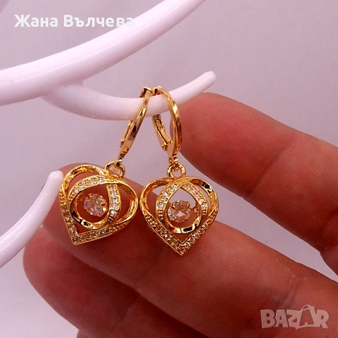 Висящи обеци сърца с камък – с позлата