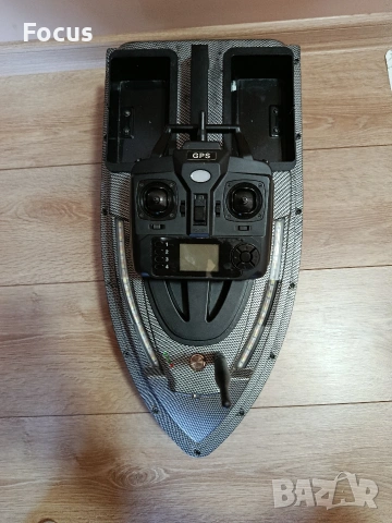 лодка за захранка V900