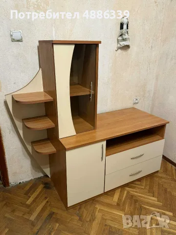 Секция от две части.