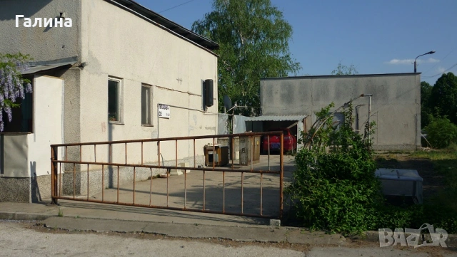 Собственикът продава две сгради в индустриална зона 