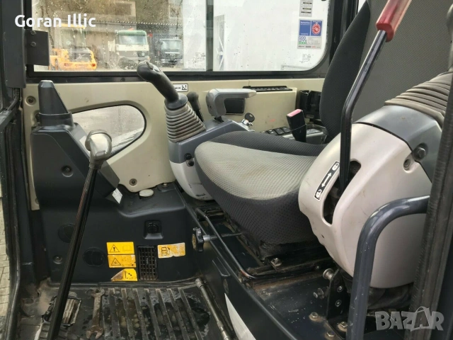 Мини багер Hitachi ZX38U-3, снимка 3 - Други машини и части - 55177180