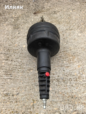 Пневматична скоба за поставяне на маншоните на полуоски