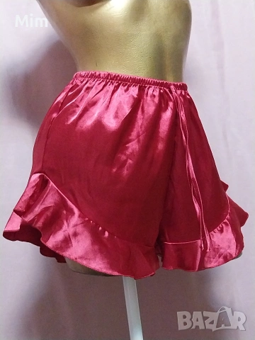 S Червени сатенени шорти с къдри, снимка 2 - Бельо - 53968452