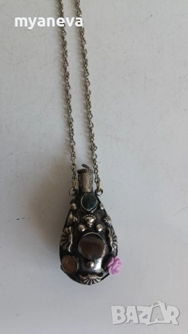 Старинно колие е флакон за парфюм  изработено от метал с декорация от камъни. , снимка 9 - Колиета, медальони, синджири - 54230608