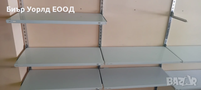 Метални рафтове за стена в магазин или в склад