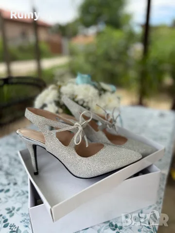 сребристи дамски обувки на тънък висок ток с отворена пета (тип slingback), снимка 2 - Дамски обувки на ток - 55432374