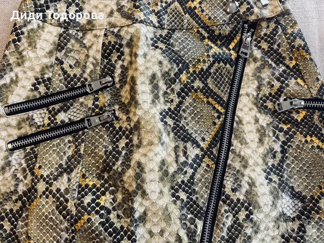 Оригинална кожена пола Bershka със змийски принт и ципове, снимка 3 - Поли - 55342231