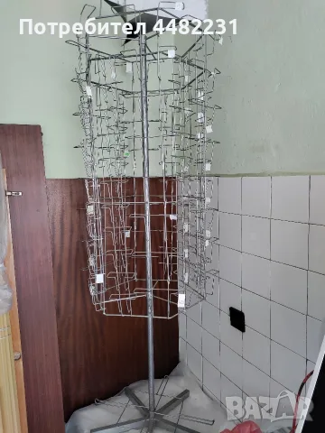Продавам метален въртящ стелаж за картички вис.160см.шир.50см., снимка 2 - Стелажи и щандове - 55415486