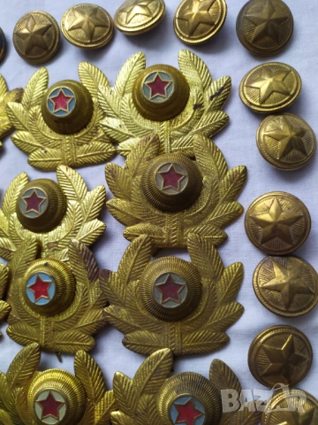 Множество военни кокарди, вензели и копчета , снимка 4 - Антикварни и старинни предмети - 54630549