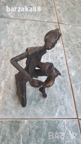 Стара бронзова фигура Африканка