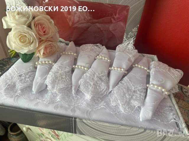 Комплект луксозна покривка + 8 бр салфетки с пръстени с перлички - в бяло
