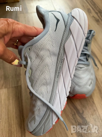 Оригинални маратонки Hoka One One Arahi 6  ! 39 н, снимка 4 - Маратонки - 54724574