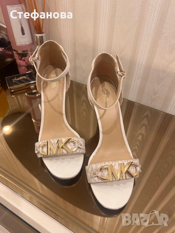 Сандали на ток Kors
