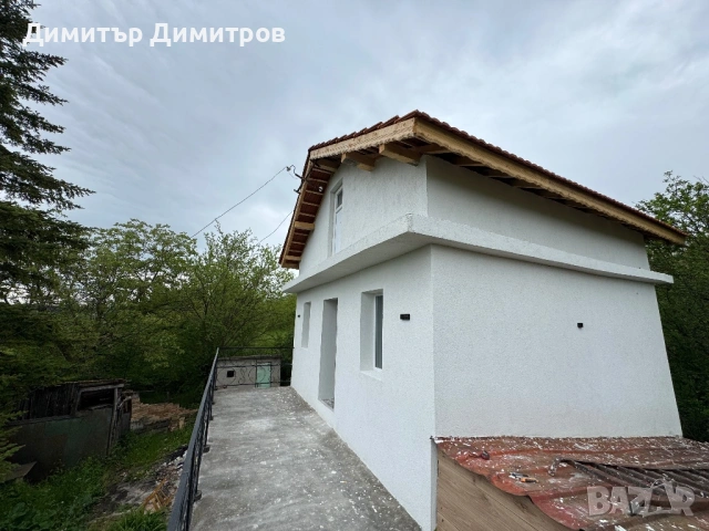 Двуетажна масивна вила в Кованлъка
