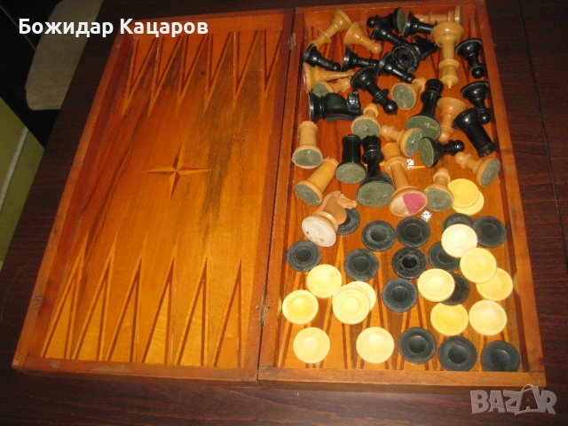  Стари шах и табла, с бакелитени пулове и фигури. Размер на дъската - 48/48 см. Цена - 47 евро. Пращ, снимка 5 - Шах и табла - 54814758