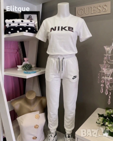 Дамски спортен комплект от две части – тениска и долнище "Nike"
