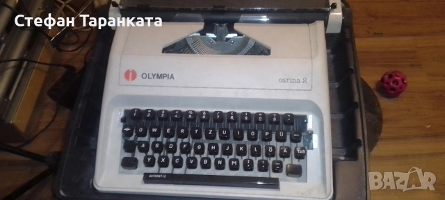 пишешта машина във куфар работеща 