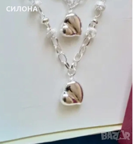 Чисто нов, дамски сребърен комплект със сърца.В луксозна кутия.