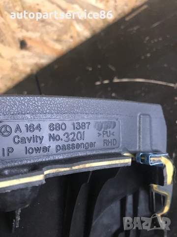 Страничен капак на жабка на табло за Mercedes ML W164 3.0 CDI (2010) A1646801387, снимка 2 - Части - 55232957