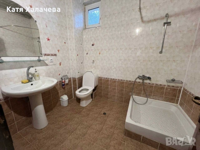 Представяме Самостоятелна вила на два етажа с 5 спални , друга самостоятелна къща с 2 спални в м-ст , снимка 9 - Къщи - 54377257