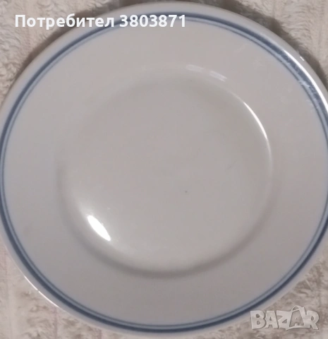 Порцеланови чинии със син кант