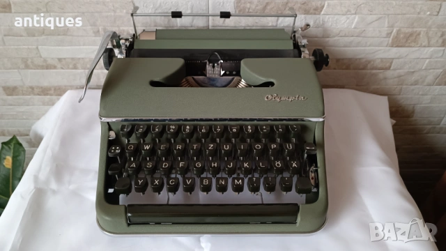 Стара пишеща машина Olympia SM2 - Made in Germany - 1950" година