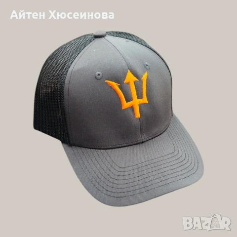 Лятна шапка с мрежа и бродерия Тризъбец