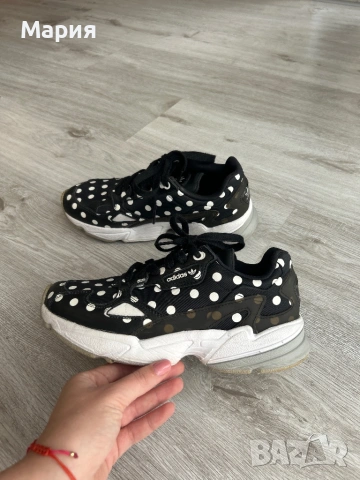 Маратонки на точки Adidas