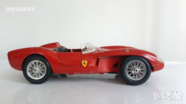 Ferrari 250 Testa Rossa от 1957 г. в мащаб 1:18, Bburago , произведен в Италия. , снимка 2 - Колекции - 54991208