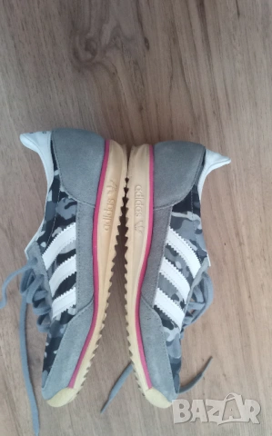 Оригинални летни маратонки Adidas UK 4.5 стелка 23,5см, снимка 2 - Маратонки - 54250984