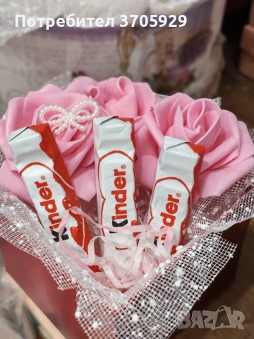 Сладък подаръчен букет с Kinder шоколадчета и нежни розови рози 