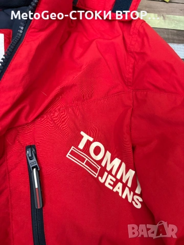 Мъжко червено Яке Tommy Hilfiger – Оригинално, с Качулка, Размер [добави размер], снимка 2 - Якета - 54426922