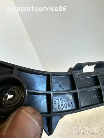 Конзола за задна броня лява страна за Toyota Avensis 1.6 D4D (2016) 52576-05061 OEM, снимка 2 - Части - 55571283
