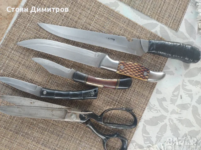 Два ножа стари здрави,две ножчета и шивашка ножица,,чилик,, стомана изработка красива на всички 