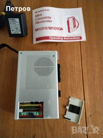 Продавам малък винтидж преносим японски касетофон Sanyo M1010, снимка 7 - Радиокасетофони, транзистори - 54280559