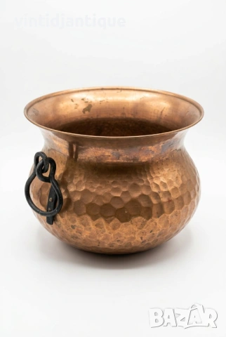 Античен ръчно изчукан меден казан с патина