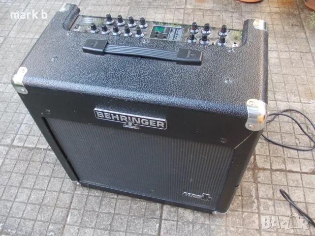 Хибридно китарно кубе BEHRINGER AC112